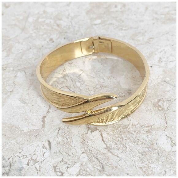 Vintage Monet Bangle Bracelet Hinged Textured Gold Metal Modern Design Signed - Picture 4 of 8